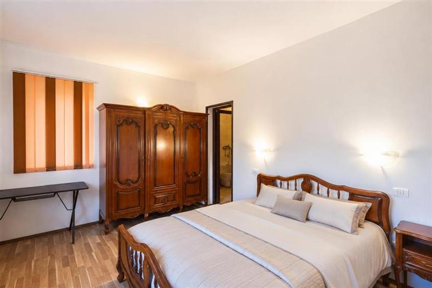 Casă cu 8 camere cu Garaj în Valea Alba