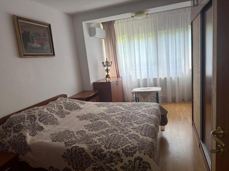 Apartament cu 3 camere semidecomandat în Unirii