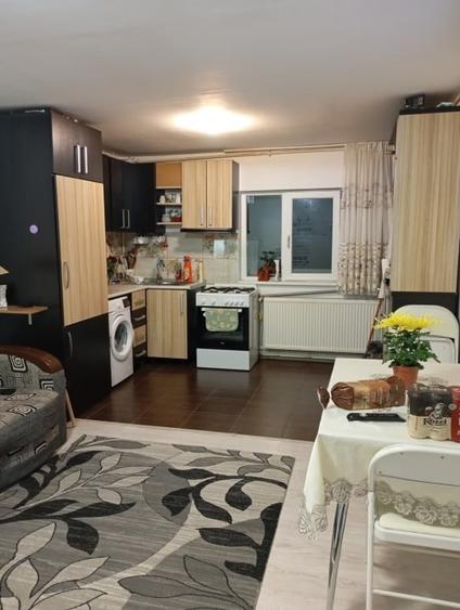Apartament cu 3 camere semidecomandat, mobilat în Rovine