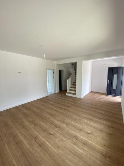 Casă cu 4 camere în Dancu