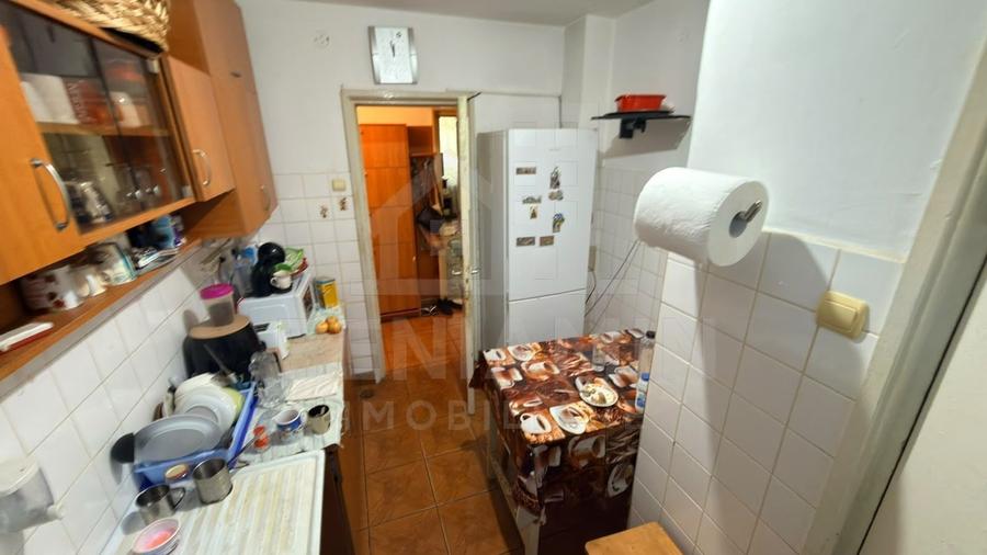 Apartament cu 3 camere semidecomandat în Rovine