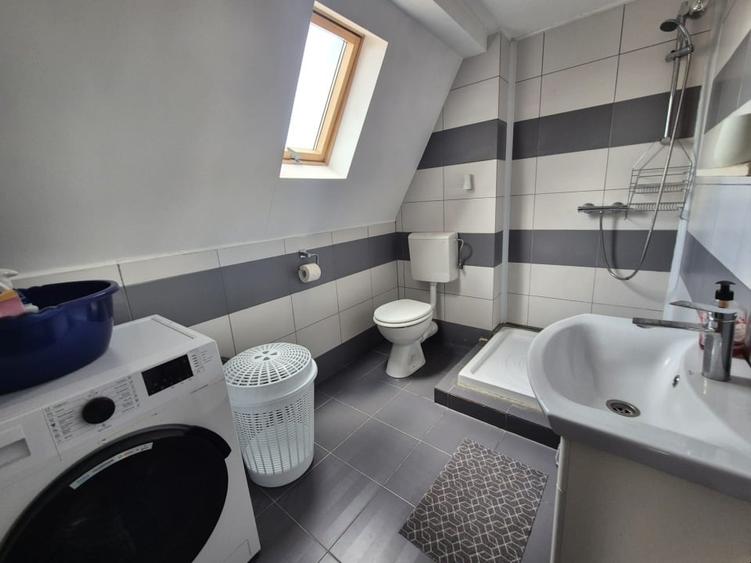 Apartament cu 3 camere semidecomandat, mobilat în Central