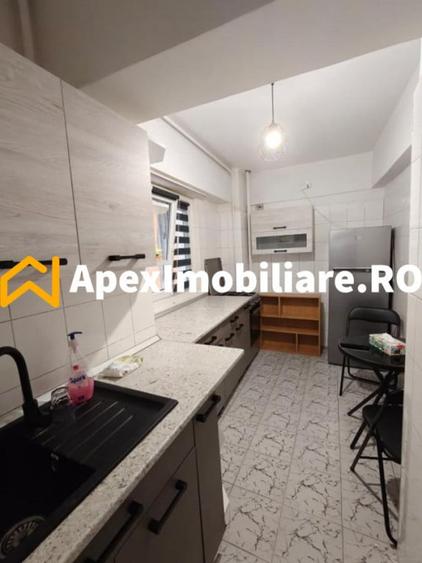 Apartament cu 3 camere semidecomandat în Universitate