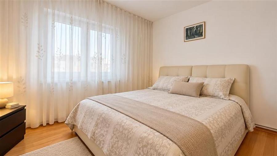 Apartament cu 3 camere decomandat, mobilat în Tractorul