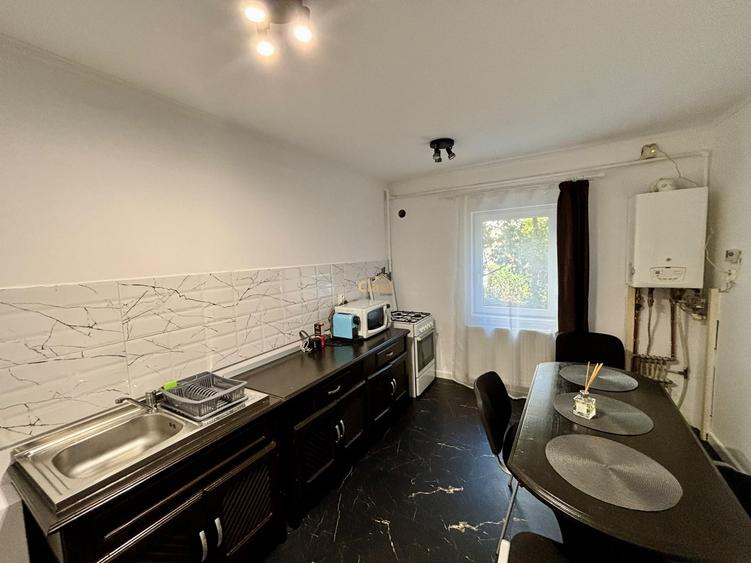 Apartament cu 3 camere semidecomandat, mobilat în Mărăști
