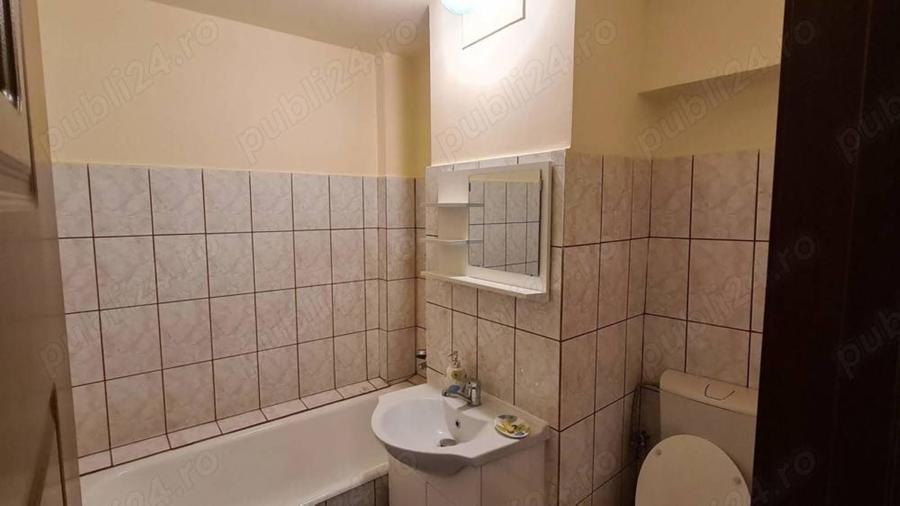 Apartament cu 3 camere semidecomandat în Universitate