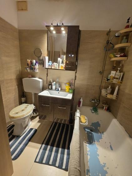 Apartament cu 3 camere semidecomandat în Baba Novac