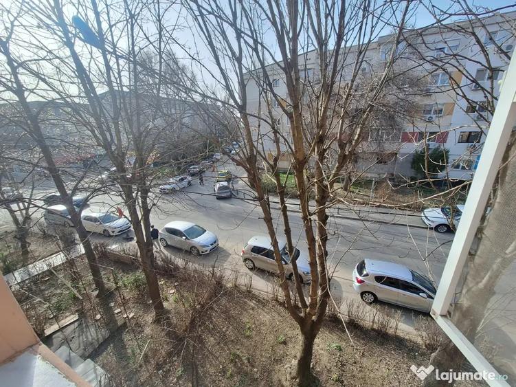 Apartament cu 3 camere semidecomandat în Tomis Nord