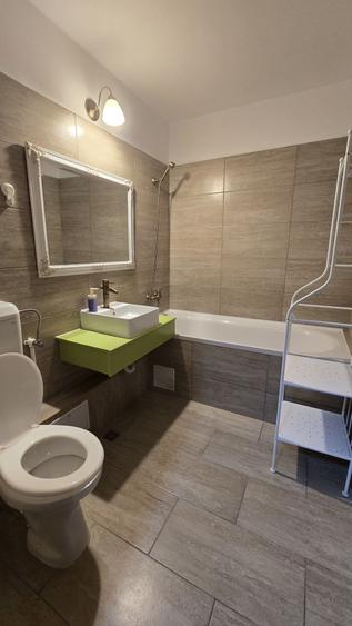 Apartament cu 4 camere semidecomandat, mobilat în Tei