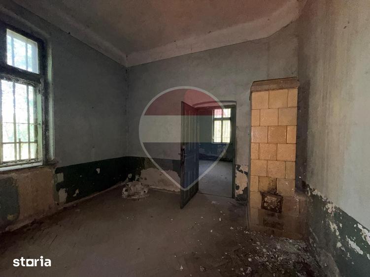 Casă cu 7 camere cu Teren 7500 Mp în Leu