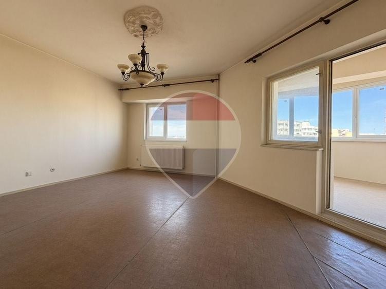 Apartament cu 3 camere decomandat în Trocadero