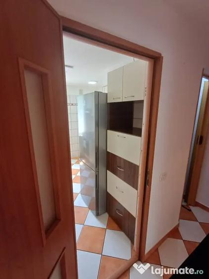 Apartament cu 3 camere decomandat în Tei