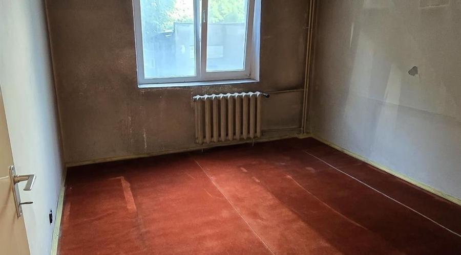 Apartament cu 3 camere semidecomandat în Pantelimon