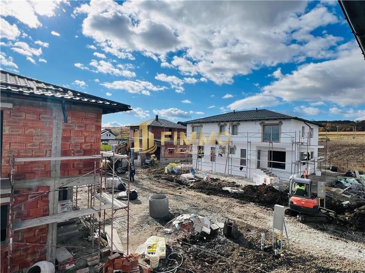 Duplex cu 4 camere cu Canalizare în Ipotești