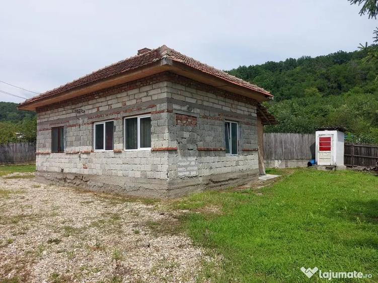Casă cu 4 camere cu Teren 405 Mp în Bascov