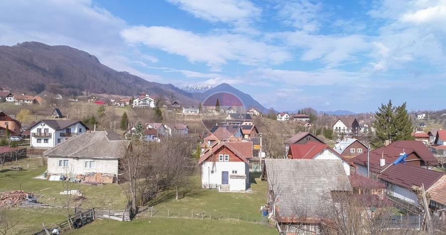 Casă individuală cu 6 camere cu Teren 1915 Mp în Bran