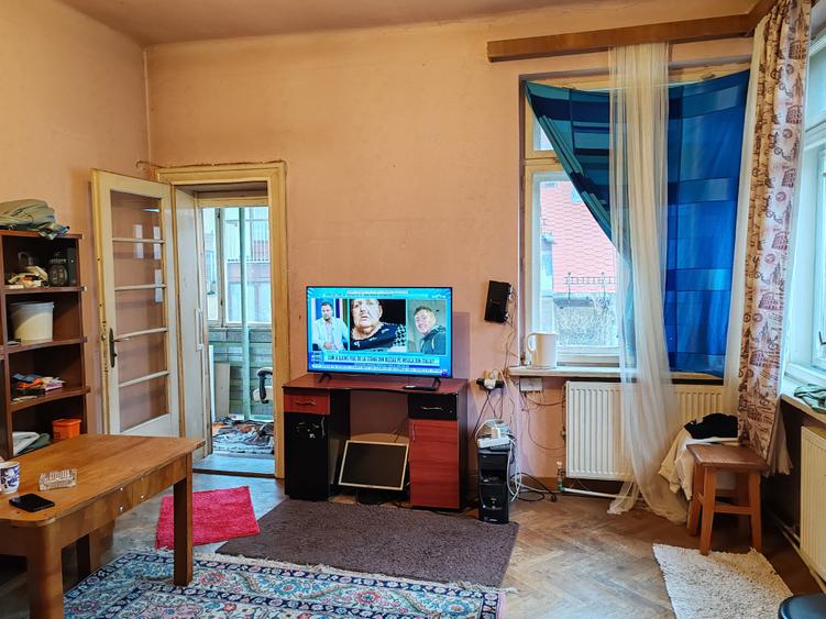 Apartament cu 4 camere semidecomandat în Centrul Istoric