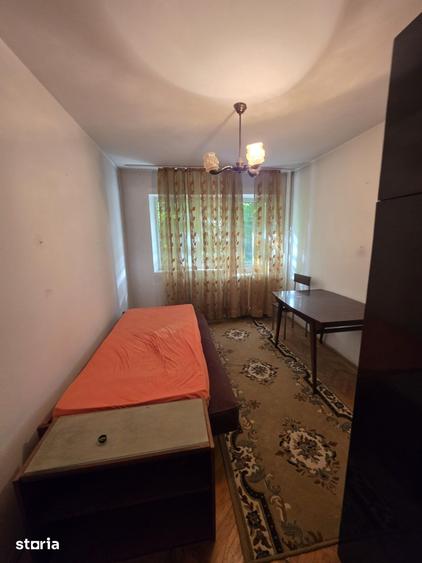 Apartament cu 3 camere semidecomandat în Dristor