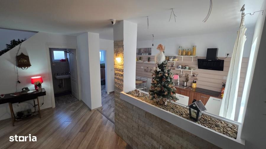 Casă cu 7 camere cu Teren 400 Mp în Central