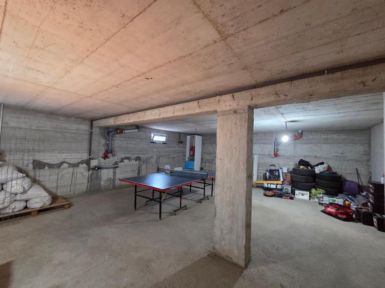Casă individuală cu 5 camere cu Teren 2867 Mp în Exterior Vest