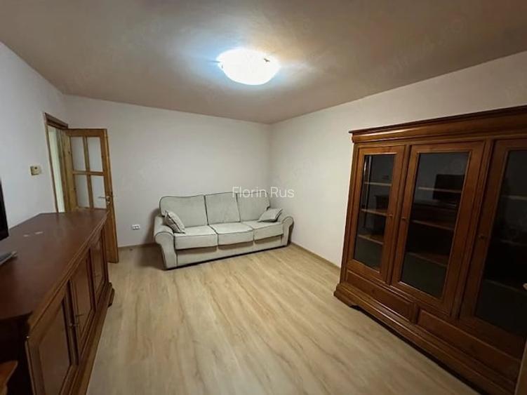 inchiriez apartament cu 3 camere