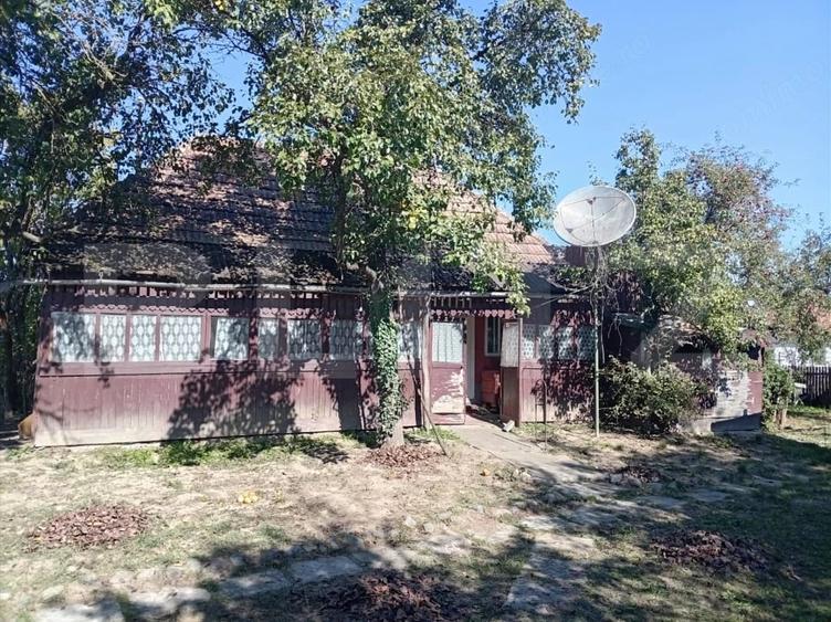 Casă cu Teren 885 Mp în Văleni