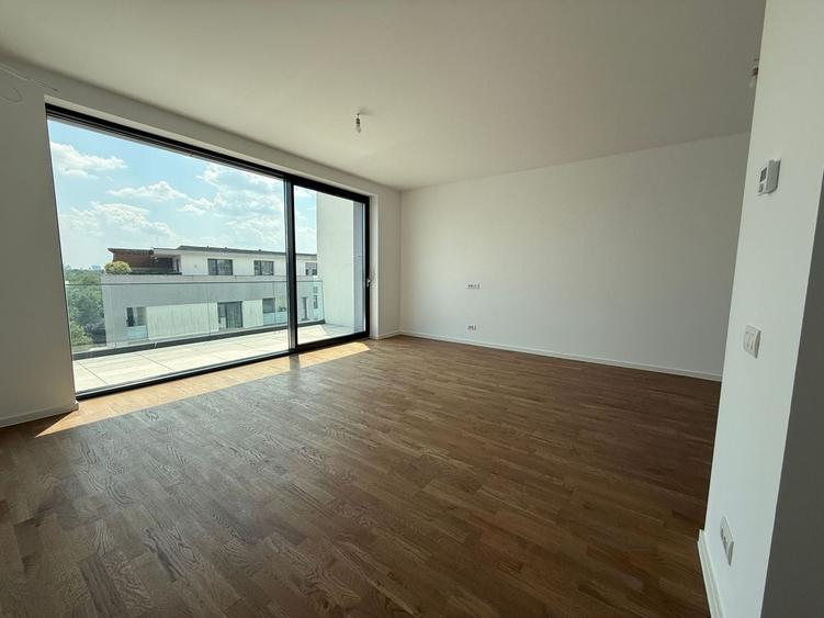 Apartament cu 3 camere semidecomandat în Băneasa
