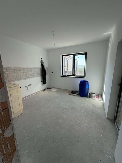 Casă individuală cu 4 camere cu Canalizare în Sud