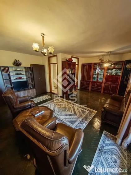 Apartament cu 4 camere decomandat în Central