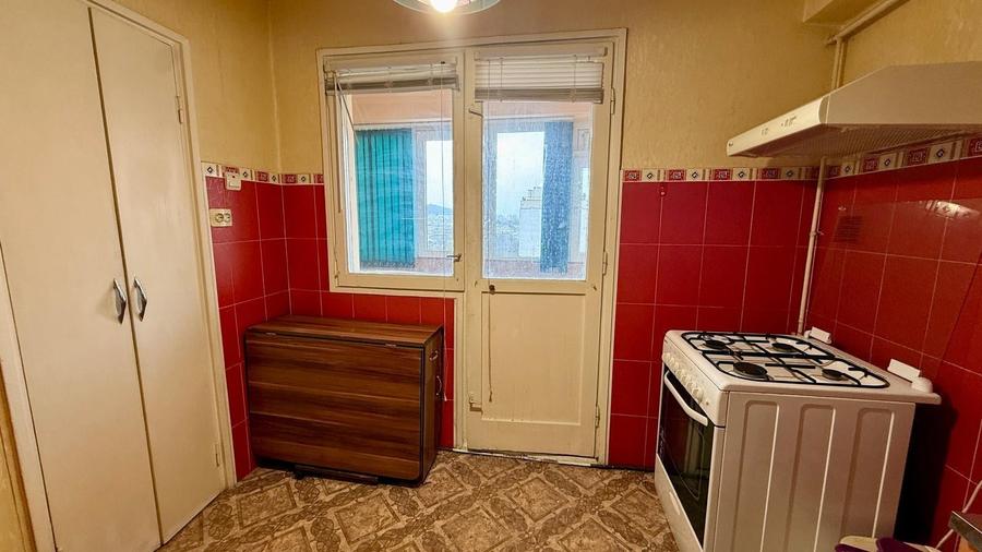 Apartament cu 3 camere decomandat în Podu Roș