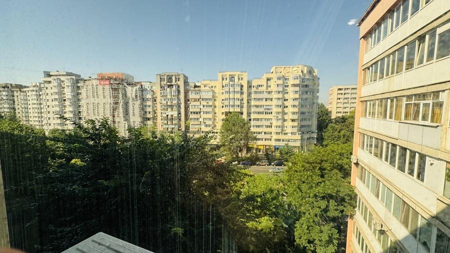 Apartament cu 3 camere semidecomandat în Obor