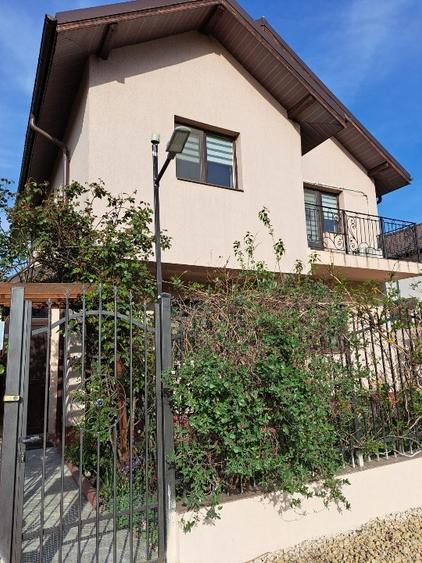 Casă individuală cu 4 camere cu Teren 300 Mp în Central