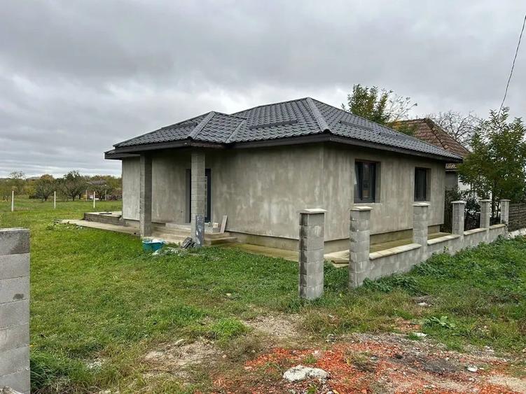 Casă cu 3 camere în Micula