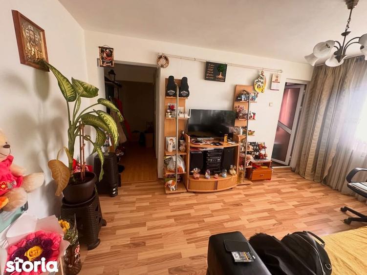 Apartament cu 3 camere semidecomandat în Vest