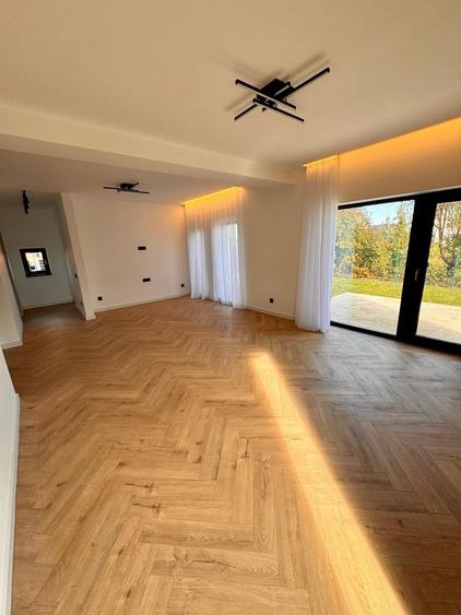 Casă cu 4 camere în Olteni