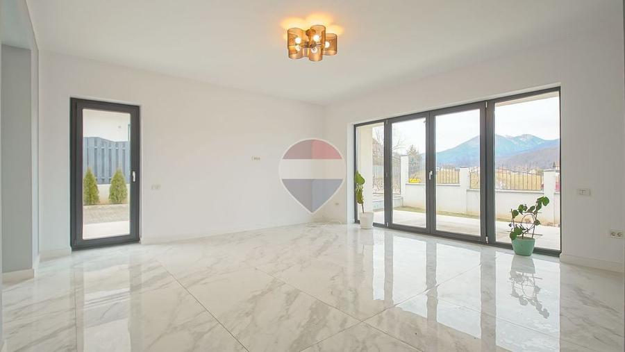 Casă cu 5 camere cu Teren 400 Mp în Bunloc