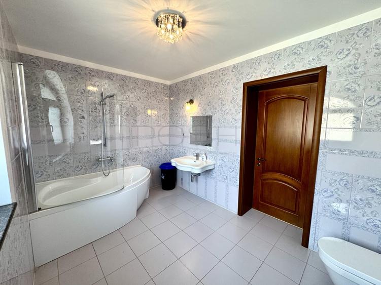 Casă individuală cu 8 camere cu Canalizare în Băneasa