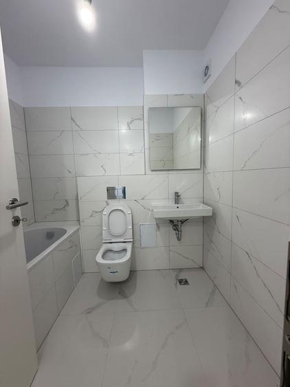 Apartament cu 3 camere decomandat în Tractorul