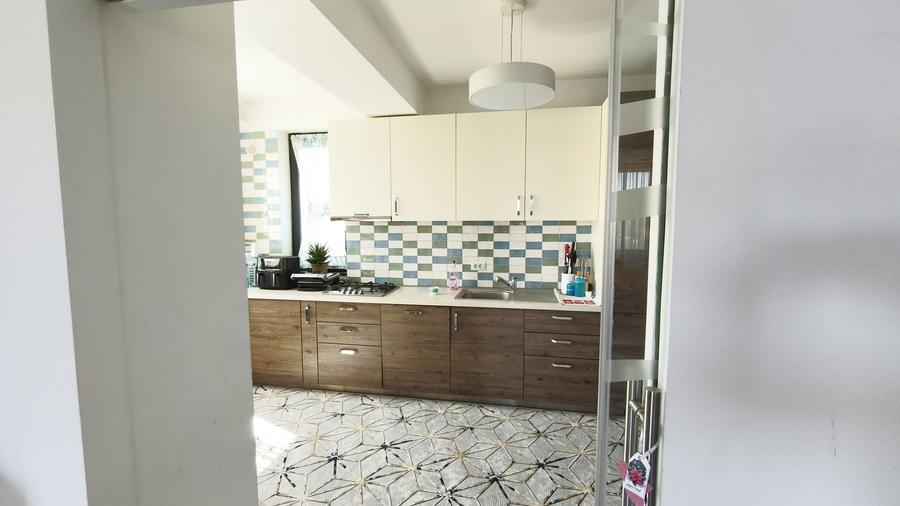 Apartament cu 4 camere decomandat în Est