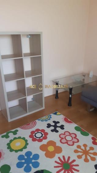 Apartament cu 4 camere semidecomandat, mobilat în Drumul Taberei