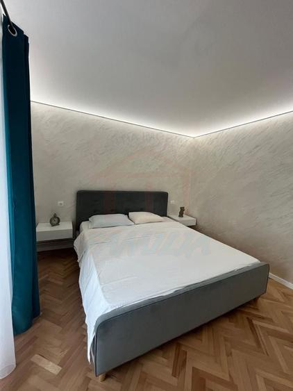 Apartament cu 3 camere semidecomandat, mobilat în Central