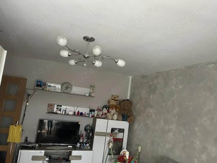 Apartament cu 4 camere decomandat în Craiovița Nouă