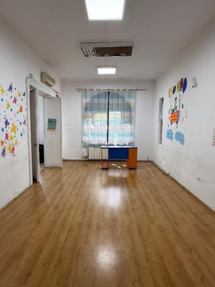 Casă individuală cu 9 camere cu Canalizare în Timpuri Noi