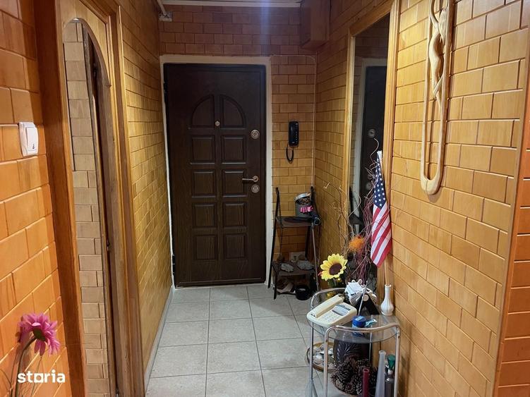 Apartament cu 3 camere decomandat în Carpați 2