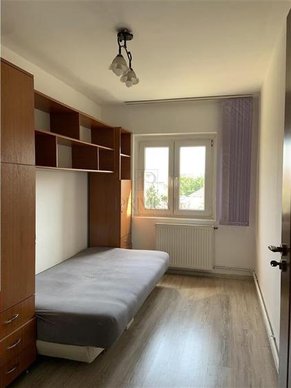 Apartament cu 3 camere decomandat în Girocului