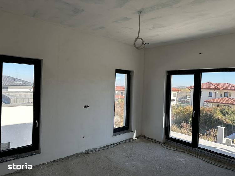 Casă cu 4 camere cu Teren 500 Mp în Podu Roș