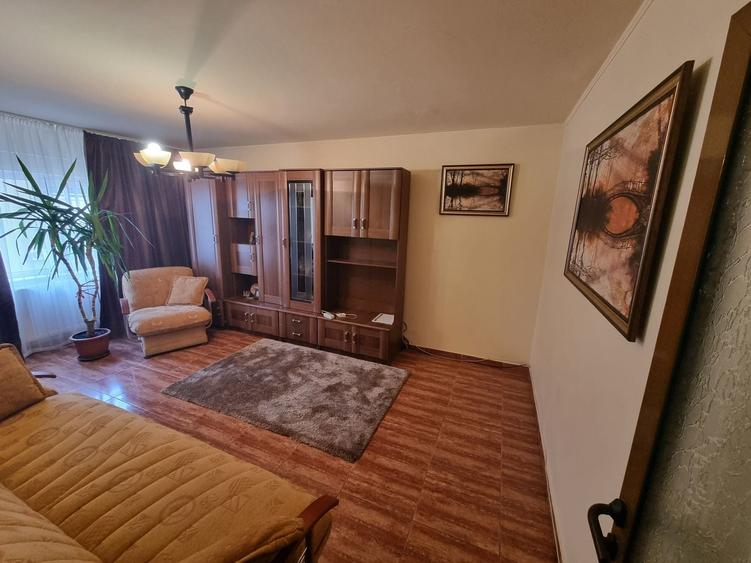 Apartament cu 3 camere decomandat, mobilat în Casa de Cultură