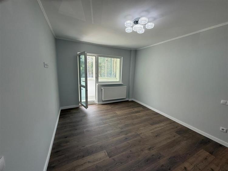 Apartament cu 3 camere semidecomandat în Tătărași