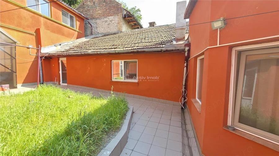 Casă cu 7 camere cu Teren 432 Mp în Vest