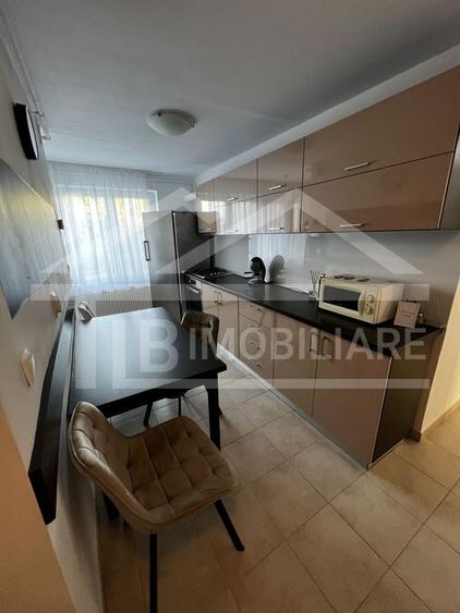 Apartament cu 4 camere decomandat, mobilat în 7 Noiembrie